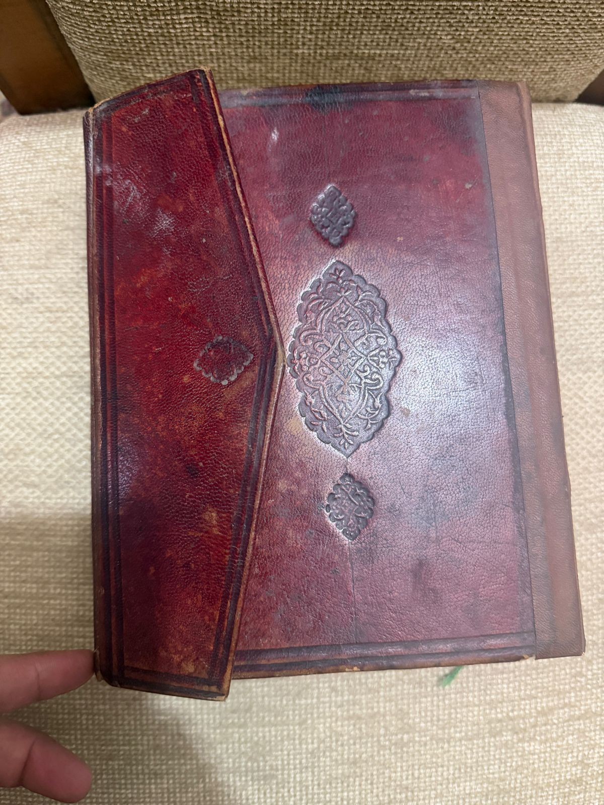 مصحف بخط اليد عمره ١٨٠ سنة بحالة جيدة بالجراب 