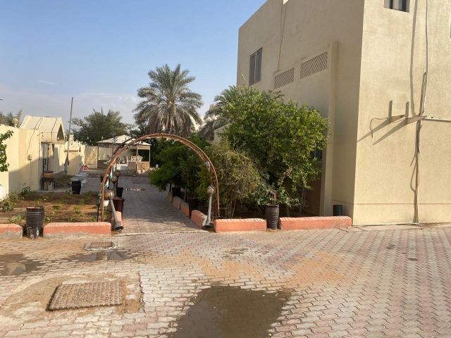 للبيع فيلا في الشارقة تقع في منطقة القرائن (1) موقع استراتيجي 