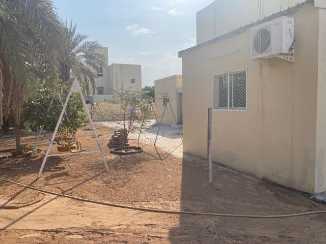 للبيع فيلا في الشارقة تقع في منطقة القرائن (1) موقع استراتيجي  2