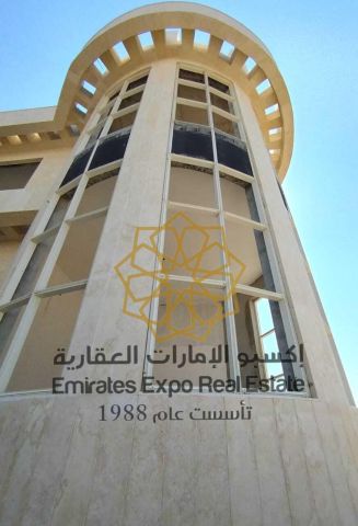 للبيع فيلا في الرياض مطله وعلى شارعين  6