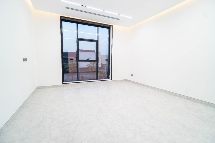 للبيع فلتين متلاصقة في الشارقة  منطقة الحوشي أرضي + أول + سطح