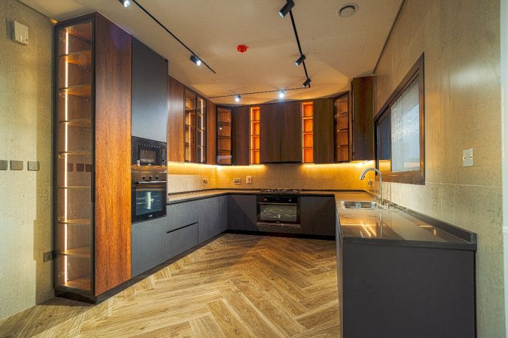 للبيع فلتين متلاصقة في الشارقة  منطقة الحوشي أرضي + أول + سطح 2