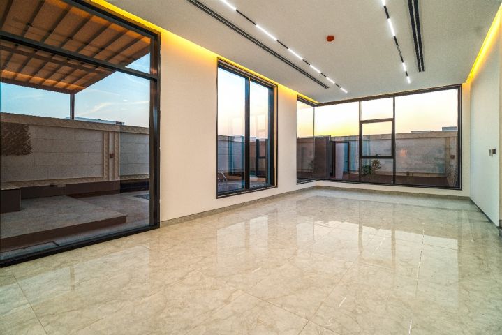 للبيع فلتين متلاصقة في الشارقة  منطقة الحوشي أرضي + أول + سطح 8