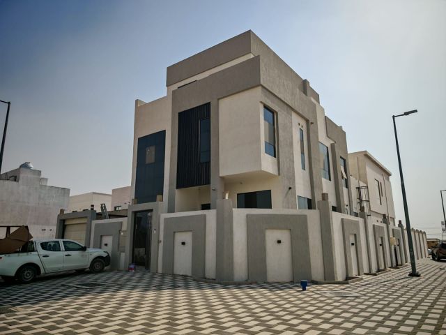 للبيع فيلا في منطقة الحوشي موقع ممتاز زاوية على شارعين 