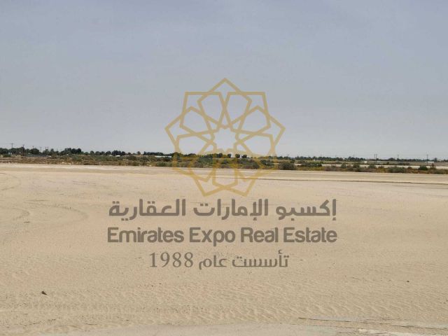 للبيع مزرعه بموقع مميز جدا بين دبي وابوظبي في العجبان