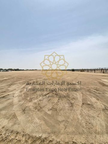 للبيع مزرعه بموقع مميز جدا بين دبي وابوظبي في العجبان 3