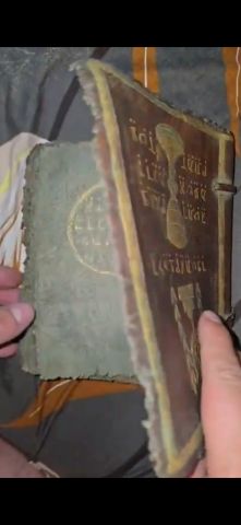 كتاب باللغة العبرية يقدر عمره ب ٥٠٠ عام مخطوط بماء الذهب التواجد 