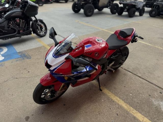 2026 Honda CBR1000RR-R Fireblade SP 3