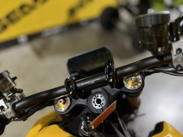 درّاجة Ducati Streetfighter V2 S صفراء 2026 للبيع 2