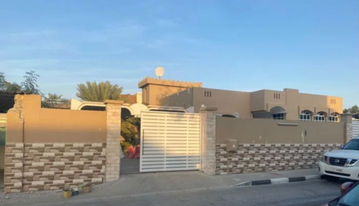  للبيع فيلا في الشارقة تقع في منطقة الجزات موقع مميز طابق واحد 