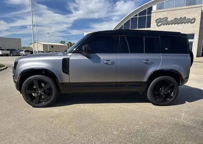 2023 land Rover Defender  3