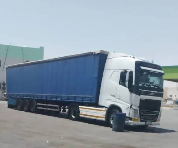 شاحنات تريلات خدمات الشحن البري من الامارات
