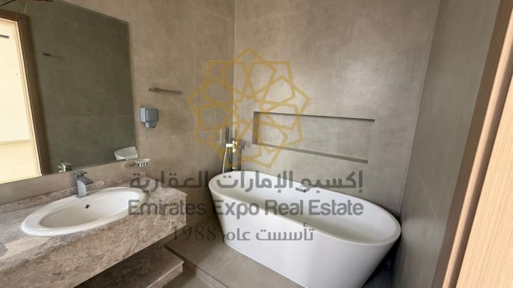 للبيع فيلا جديدة على شارعين اول ساكن حجر طبيعي في الوثبة 5