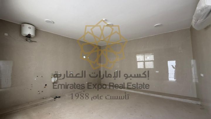 للبيع فيلا جديدة على شارعين اول ساكن حجر طبيعي في الوثبة 10