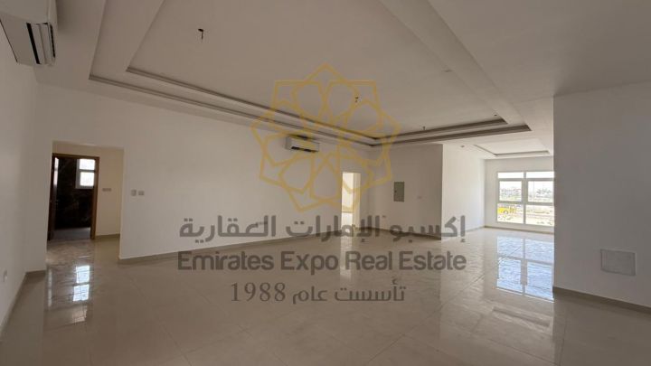 للبيع فيلا جديدة على شارعين اول ساكن حجر طبيعي في الوثبة 10