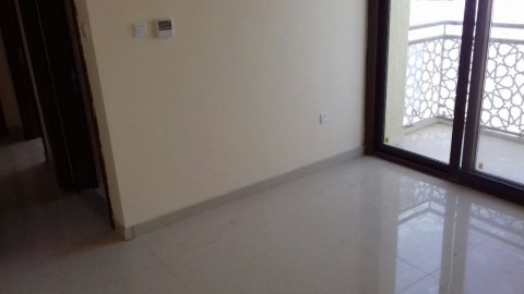 للإيجار شقة 2 غرفة وصالة جديدة أول ساكن وموقع مميز على شارع الشيخ 5