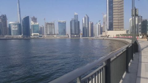 للبيع في دبي بمنطقة الخليج التجاري تملك شقتك باطلالة مباشرة علي قناة دبي المائية 1