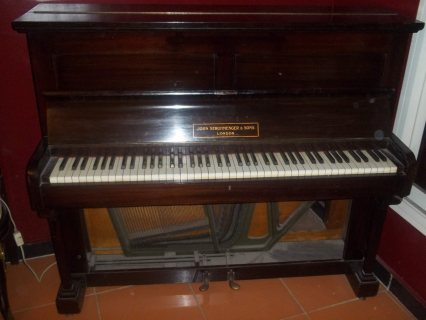 بيانو نادر جدا يرجع الى بدايات القرن ال19 بحاله ممتازه 4