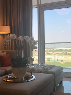 للبيع في دبي بأكبر مجمع سكني في دبيغرفة وصالة بأجمل اطلالة علي الجولف 2