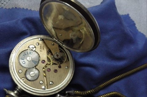 للبيع ساعة قديمة وعملات معدينية قديمة جدا  3