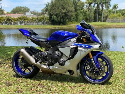 2017 yamaha yzf r1  Whatsapp : +17163935355